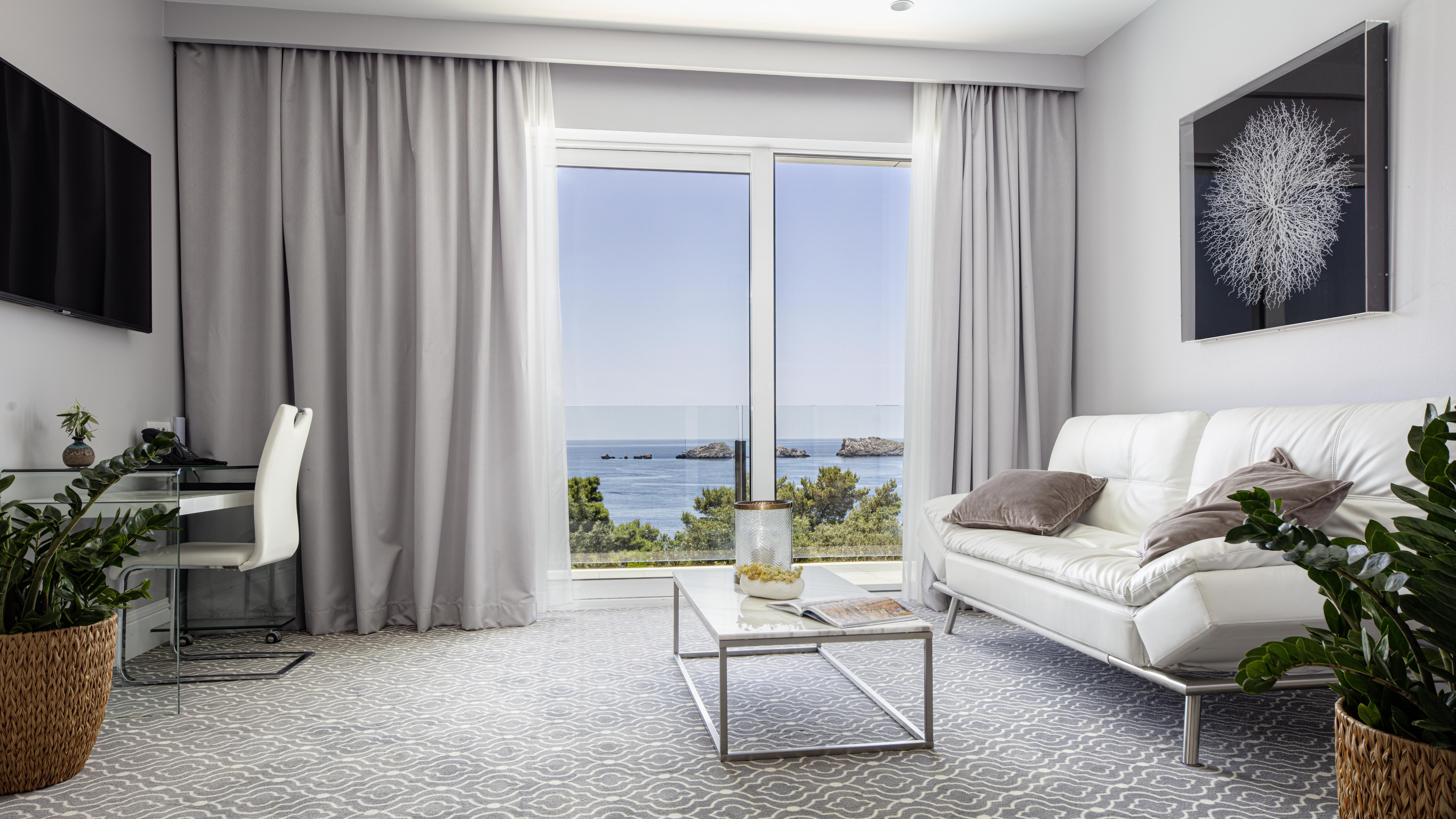 Royal Palm Hotel Dubrovnik Exterior foto A living room with a view of the sea