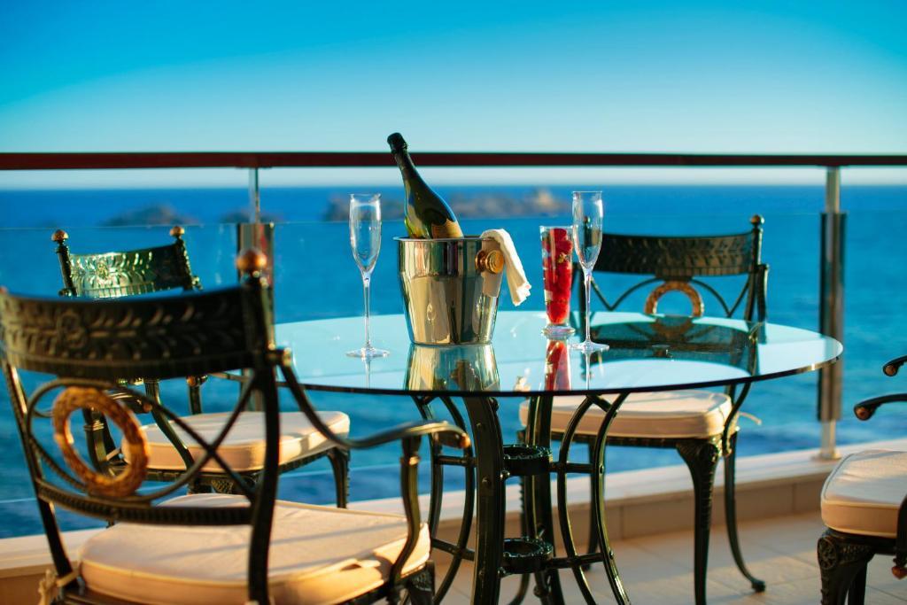 Royal Palm Hotel Dubrovnik Quarto foto A balcony at the Grand Hyatt Hotel